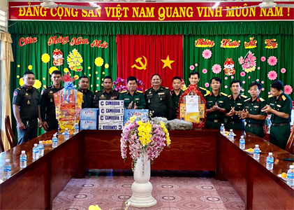 Chi khu Quân sự huyện Svay Chrum, thăm, chúc Tết Ban CHQS huyện Vĩnh Hưng