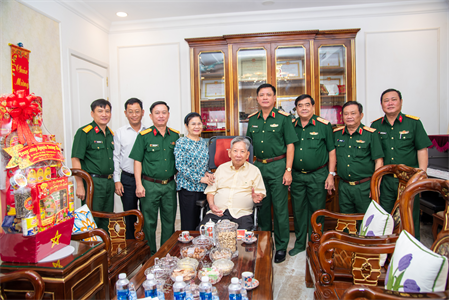 Trung tướng Nguyễn Trường Thắng thăm, chúc tết nguyên thủ trưởng Bộ Tư lệnh Quân khu 7