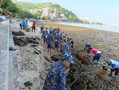 Trung đoàn 251 Hải quân chung tay làm sạch môi trường biển