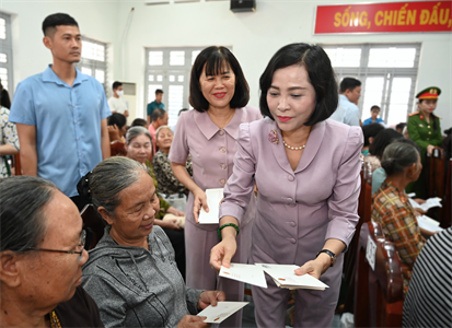 Phó Chủ tịch Quốc hội Nguyễn Thị Thanh thăm, tặng quà các gia đình chính sách tại Tây Ninh