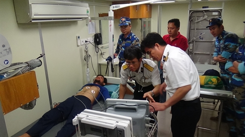 Tàu 924 Lữ đoàn 125, Vùng 2 Hải quân cấp cứu ngư dân trong cơn bão số 16