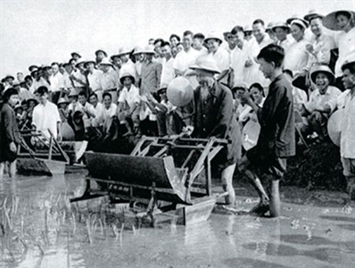 Lời Bác Hồ dạy ngày này năm xưa: Cán bộ, đảng viên phải hết lòng hết sức phụng sự nhân dân