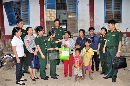 ​Hội Phụ nữ cơ quan Cục Chính trị Quân khu 7 thăm, tặng quà tại Bình Thuận