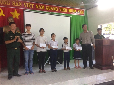 Trao tặng quà cho học sinh nghèo huyện Côn Đảo