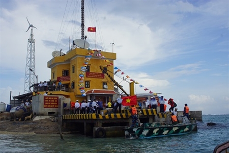 Trường Sa vững vàng nơi đầu sóng - Kỳ 5: Tốc Tan, Đá Đông: Lâu đài giữa biển...