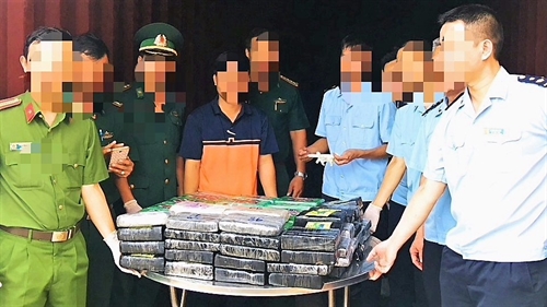 Phát hiện 100 bánh cocain trong container trên tàu nước ngoài