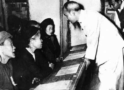 Lời Bác Hồ dạy ngày này năm xưa: "...Chỉ có những kẻ ngồi không mới không có sai lầm mà thôi. Nhưng làm việc mà có sai lầm còn hơn là sợ sai lầm mà khoanh tay ngồi không…"