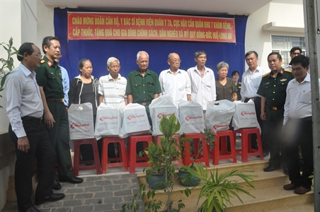 Bệnh viện quân y 7A khám bệnh, phát thuốc, tặng quà cho nhân dân vùng biên tỉnh Long An