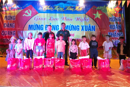 Đoàn Kinh tế - Quốc phòng 778 tặng quà học sinh nghèo vui Tết