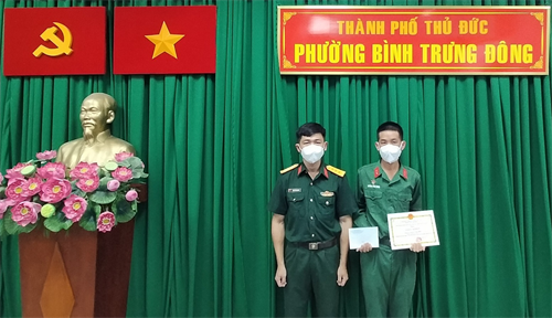 Khen thưởng chiến sĩ Sư đoàn 5 bắt giữ đối tượng sử dụng và tàng trữ ma túy đá