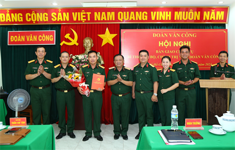 Đoàn Văn công Quân khu bàn giao chức vụ Bí thư Chi bộ, Chính trị viên