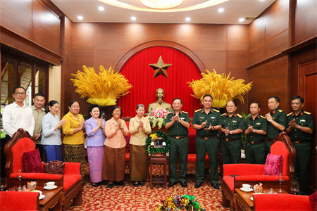 Phó Chủ tịch Đảng Nhân dân Campuchia thăm và chúc Tết Bộ Tư lệnh Quân khu 7