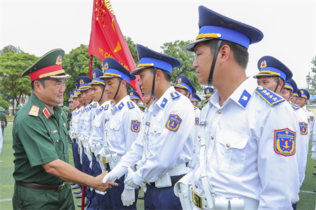 Thiếu tướng Lê Xuân Thế thăm, động viên lực lượng tham gia diễu binh, diễu hành tại Trường Quân sự Quân khu 7
