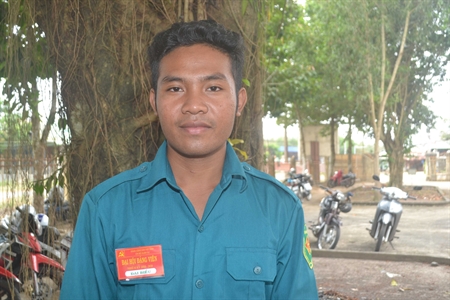 Binh Hia, đảng viên trẻ người dân tộc Khme viết đơn tình nguyện nhập ngũ